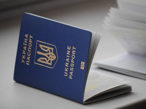 Як оформити паспорт на нове прізвище перебуваючи закордоном?