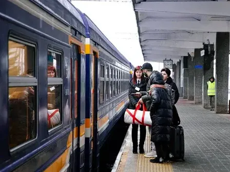 Retrasos de los trenes de los Ferrocarriles Ucranianos: cómo los ataques nocturnos afectaron el tráfico ferroviario