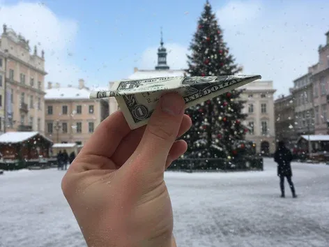 Як перевести гроші за кордон на свята і не потрапити на комісії?