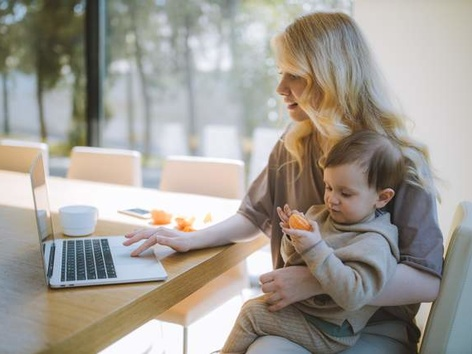 How can Ukrainian women apply for maternity leave abroad?