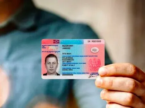 Siegel oder Stempel, der anzeigt, dass eine Aufenthaltskarte aussteht: wie man den rechtlichen Status in Polen während der Wartezeit auf das Dokument aufrechterhält