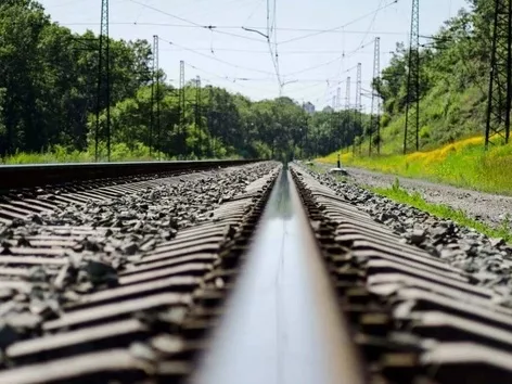Atak na infrastrukturę: które pociągi są opóźnione z powodu uszkodzonych torów i jak działa metro w Kijowie?