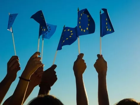 Die Zahl der Ukrainer mit vorübergehender Schutz in der EU sinkt: neueste Eurostat-Daten