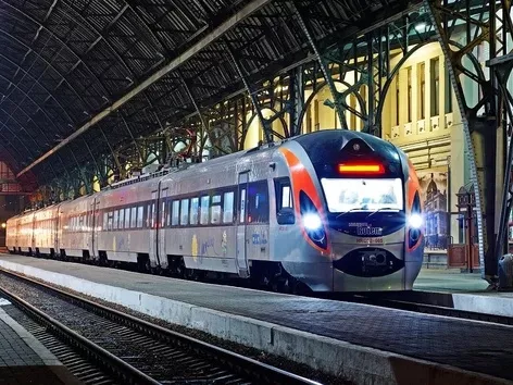 Railway connection Warsaw-Lviv: how to get there by train with a connection?