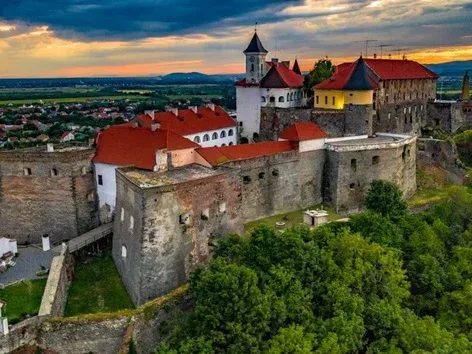 Explorez la Transcarpathie avec Visit Ukraine : Uzhhorod, le lac Synevyr, la cascade de Shipit, les sources thermales et les châteaux
