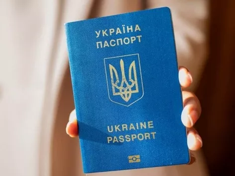 Паспорта, выданные за границей до 24 апреля 2024 года, должны быть получены до 1 июня 2025 года: что нужно знать украинцам