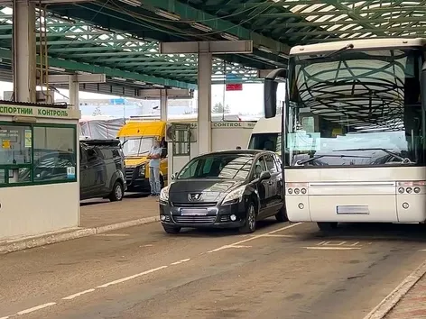 На границе с Румынией запустили электронную очередь для автобусов: детали