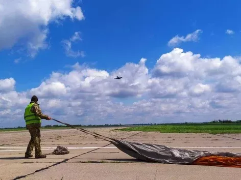 Why does russia not abandon its attempts to destroy the Ukrainian airbase in Starokonstantiniv?