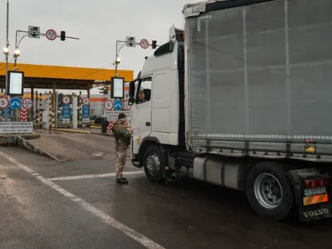 Comment les conducteurs et les transporteurs peuvent traverser la frontière : les règles ont changé