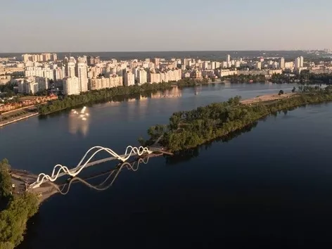 В Киеве открыли мост-волну: как добраться и что посмотреть?