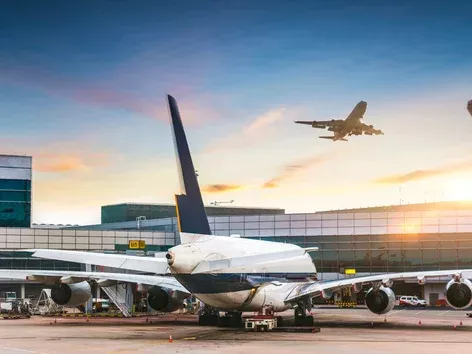 Аэропорт в ЕС снял ограничения на перевозку жидкостей в самолете: новые правила