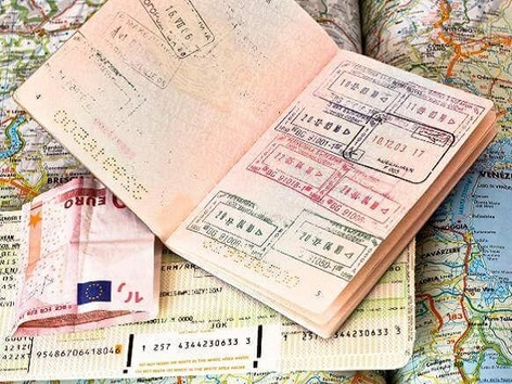 Літера поряд з печаткою в закордонному паспорті – що це означає?