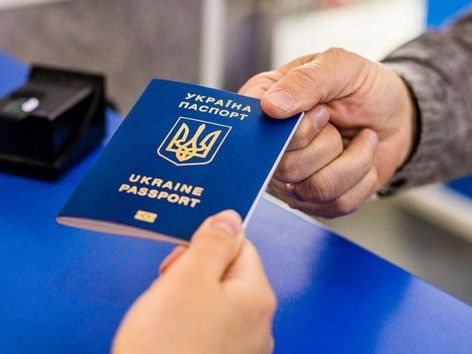 Де оформити паспорт та обміняти водійські права за кордоном: адреси, терміни, ціни