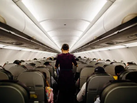 Pasażerowie mogą zostać usunięci z lotu za odtwarzanie głośnych filmów lub muzyki: United Airlines wprowadziło surowy zakaz dla pasażerów