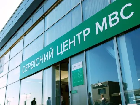 Welche Dienstleistungen können an den MIA-Servicezentren nur mit einem ausländischen Reisepass in Anspruch genommen werden?