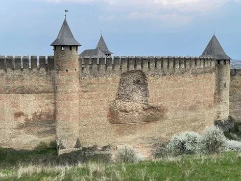 Część muru zawaliła się w Twierdzy Chocim: dostęp do części terenu został ograniczony