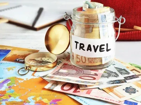 How much money to take abroad: cash, cards, and currency