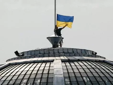 How did Ukraine mark its full independence more than 30 years ago by raising its main symbol above the parliament?