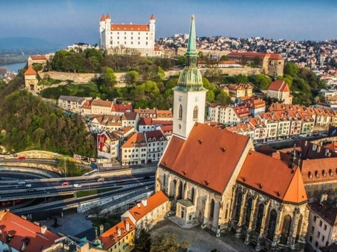 Как украинским беженцам открыть банковский счет в Словакии?