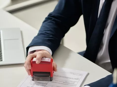 Як не втратити посвідку на проживання в Україні: поширені причини анулювання, які не згадуються під час консультацій