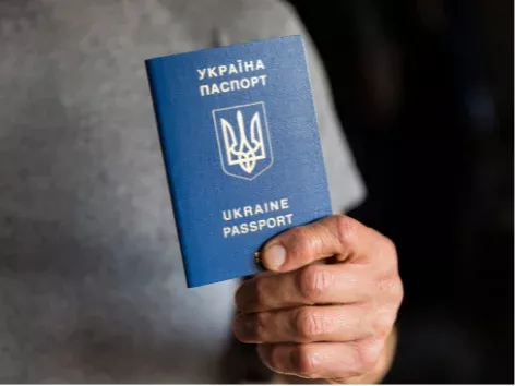 Оформить загранпаспорт станет сложнее? В Украине хотят внедрить новые правила для мужчин за границей