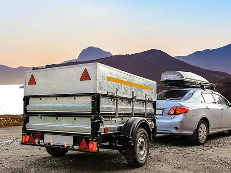Mit dem Auto und Anhänger ins Ausland reisen: Regeln, Dokumente, Versicherung