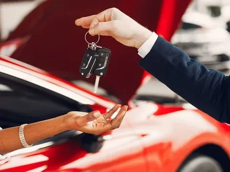 Wie man Geld beim Autokauf korrekt überträgt? Erklärung des Innenministeriums