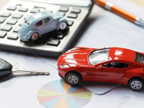 How much does a car insurance policy cost for 1 month and a year in 2024?