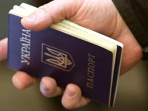 Чоловіки, що постійно проживають за кордоном, з 1 червня більше не можуть виїжджати з України: деталі