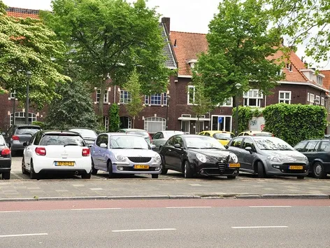 Parken in den Niederlanden: wo es am teuersten ist und wie man Geld auf seiner Reise sparen kann