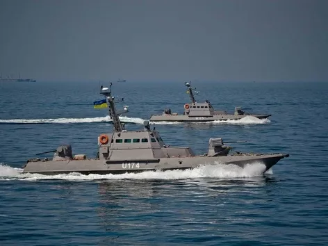 How did Ukraine, with almost no ships, force the russian Black Sea Fleet to defend itself?