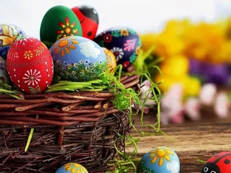Why do Orthodox and Catholics celebrate Easter on different dates and how do their traditions differ?