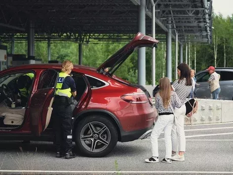 Латвія ввела заборону на авто з російськими номерами: що робитимуть з машинами росіян
