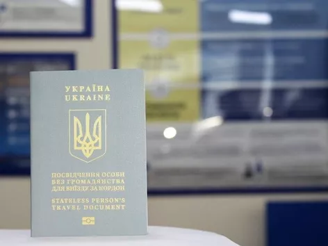 How do I obtain a stateless person's ID card in Ukraine for traveling abroad?