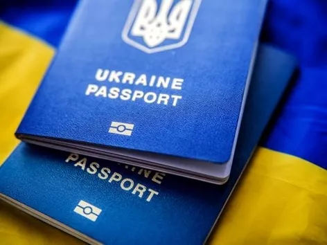 How many foreigners received Ukrainian citizenship in 2023?