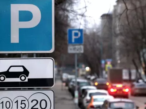 Парковка в Киеве вновь будет платной: сколько стоит и как оплатить