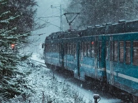 Der Flaggschiffzug „Hutsulshchyna“ fährt wieder nach Rakhiv: Ukrzaliznytsia hat die Strecke in die Karpaten wieder aufgenommen