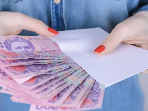 How much did Ukrainians' salaries increase in 2023?