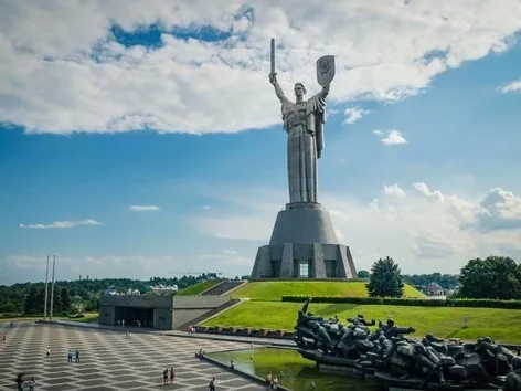 Тризуб замість герба СРСР: що символізує монумент Батьківщина-Мати та чому українці так чекали на реконструкцію?