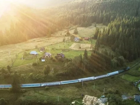 Reparaturen abgeschlossen: Zugverkehr auf der Strecke Yasinya — Voronenko wieder aufgenommen — geringfügige Verzögerungen sind möglich