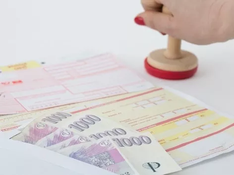 Украинцы в Чехии получили письма от банков: какие данные передадут в налоговую?