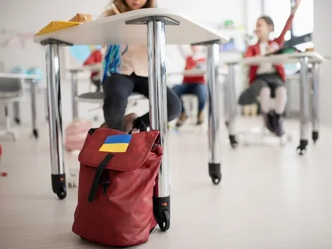 Bildung für Kinder im Ausland während des vorübergehenden Schutzes: wie man Dokumente erhält, sich an einer Schule oder Universität einschreibt und die Aufenthaltsregeln einhält