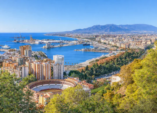 Топ-5 місць, де у квітні температура сягає +30°C: куди поїхати вже зараз