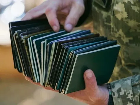 Les hommes ukrainiens à l'étranger seront automatiquement enregistrés pour le service militaire : ce qui va changer et qui sera concerné