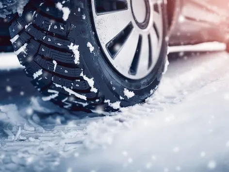 Was ist die Strafe für Fahrer, die im Winter in der Ukraine Sommerreifen verwenden?