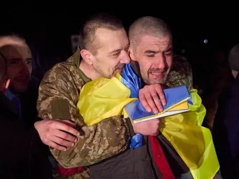 What is known about the exchanged defenders and how many other Ukrainians remain in captivity?