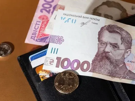 Le paiement de 1 500 UAH a été reporté jusqu'en mai : qui recevra l'argent d'ici le 25