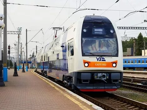Поїзди з України до Польщі курсуватимуть зі змінами до кінця літа: новий розклад руху та причини