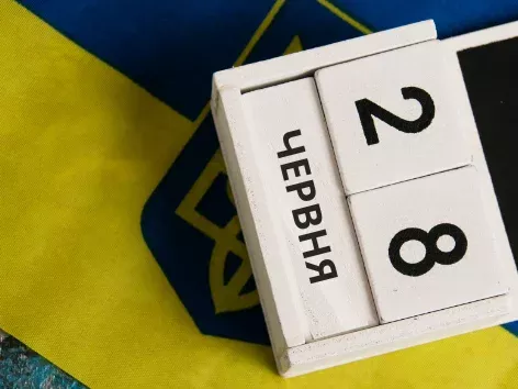 Verfassungstag in der Ukraine: wie das Land die Rechtsstaatlichkeit etablierte und welche Punkte bis zur letzten Minute heiß diskutiert wurden
