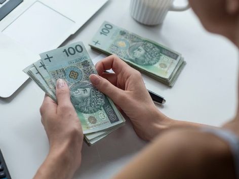 Ліміт на зняття готівки у банкоматах Польщі: скільки коштів можуть зняти українці